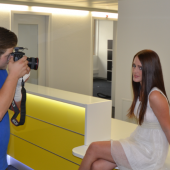 gelber Empfangstresen.png