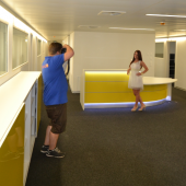 gelbe Büromöbel Empfangstheken Schweiz.png