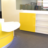 gelbe Empfangsmöbel.png